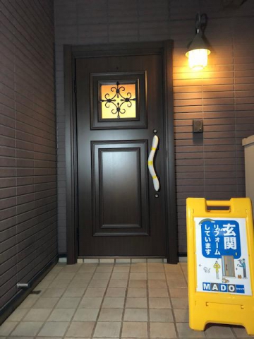 玄関ドアの１ＤＡＹリフォーム！木製ドアからアルミ断熱ドアへ！